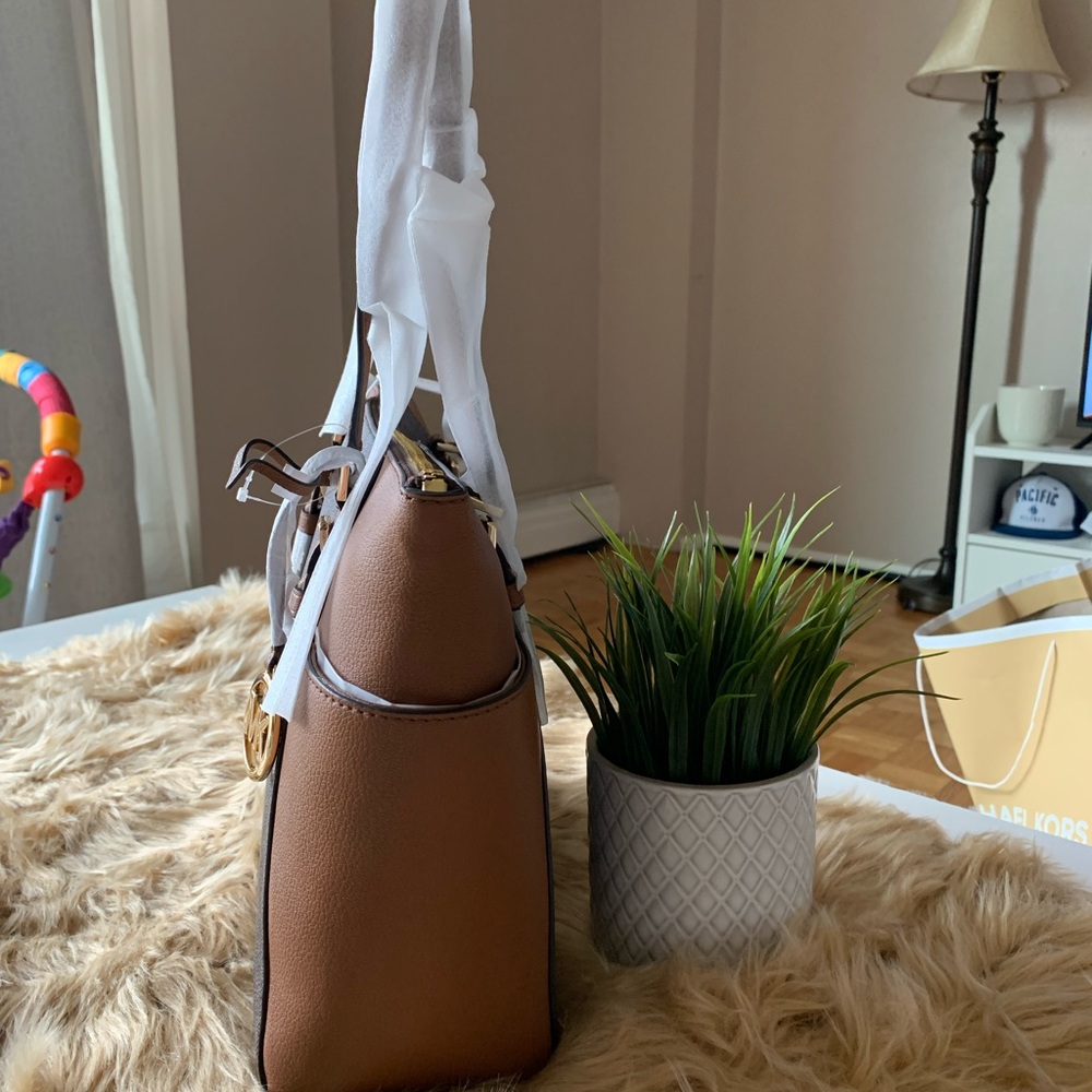 ♥️♥️♥️SOLD♥️♥️♥️Charlotte Large Logo and Leather Top Zip Tote Bag - Picture 3 of 5